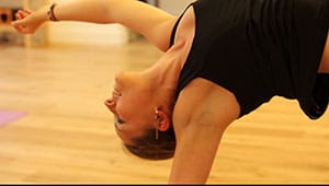 Professeur de Yoga lors d’un cours Professeur de Yoga lors d'un cours